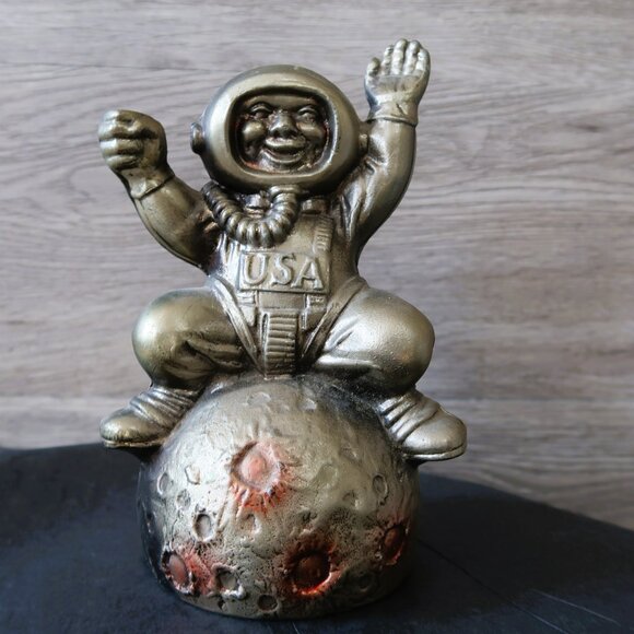 Vintage Astronaut Cast Metal Coin Bank "Man Sit and Wave on the Moon" July 1969 - Picture 12 of 12